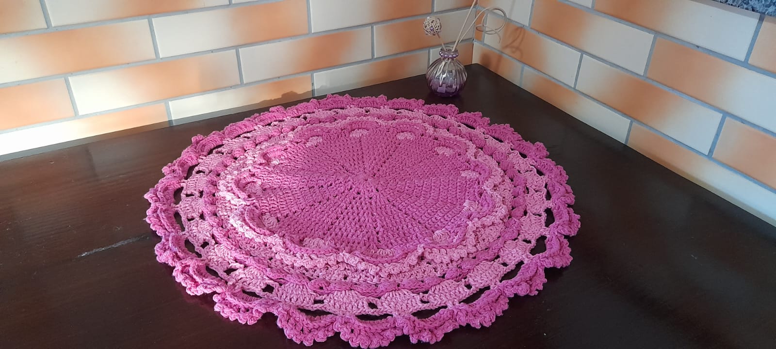 Tapete de crochê rosa, redondo